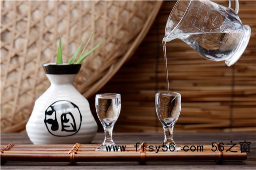 十元白酒灌入品牌酒瓶变茅台-摄图网