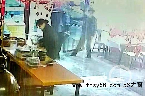点击打开原图 饿了么骑手为赚36元差价:居然给顾客换菜