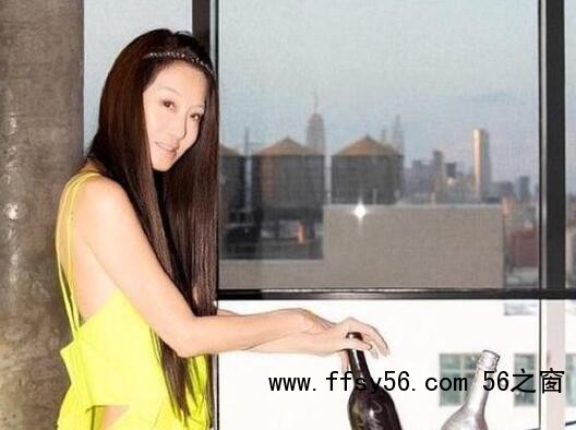 72岁婚纱女王开多人派对,苗条修长似27岁,奶狗男模投去欣赏目光内幕太惊人