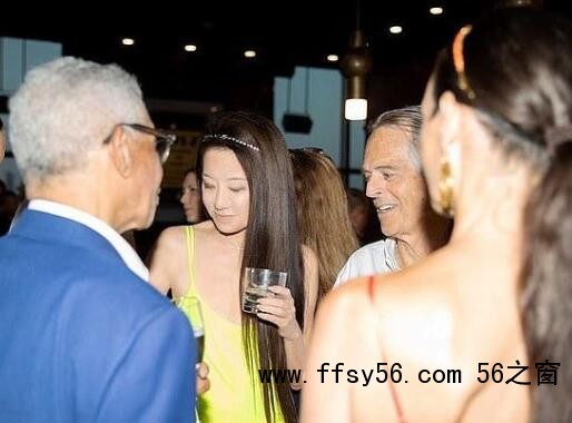 72岁婚纱女王开多人派对,苗条修长似27岁,奶狗男模投去欣赏目光内幕太惊人