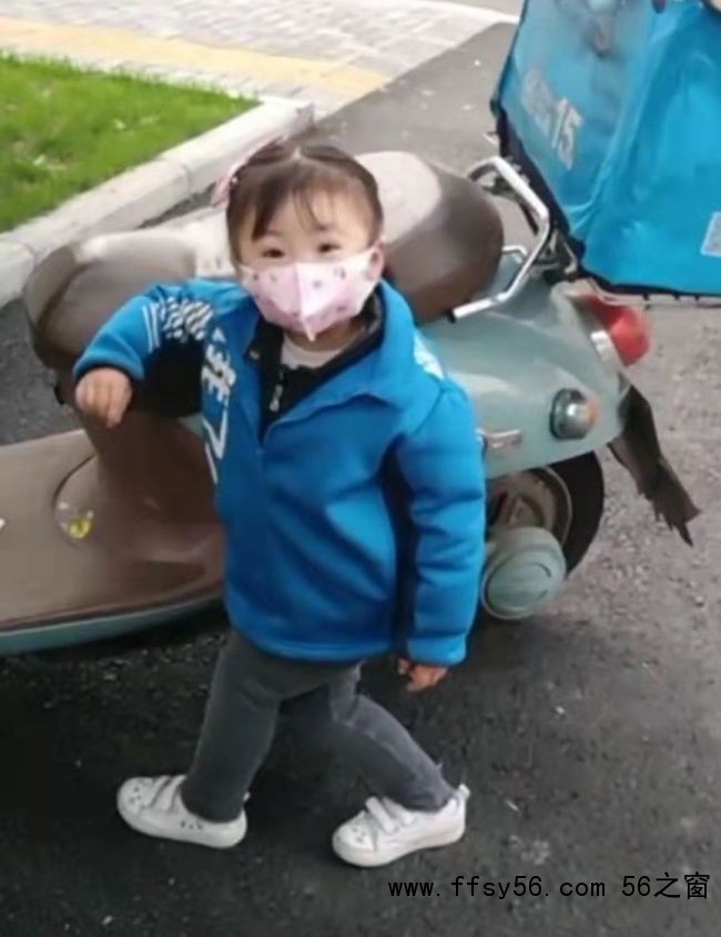 住在外卖箱里的女儿已经长大了