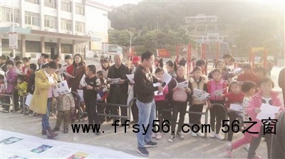 孙海洋带着照片四处分发