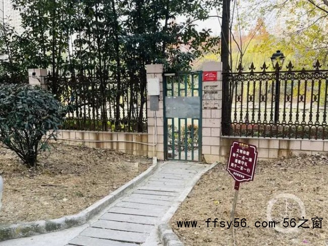 家属怀疑失联女孩被藏在附近小区