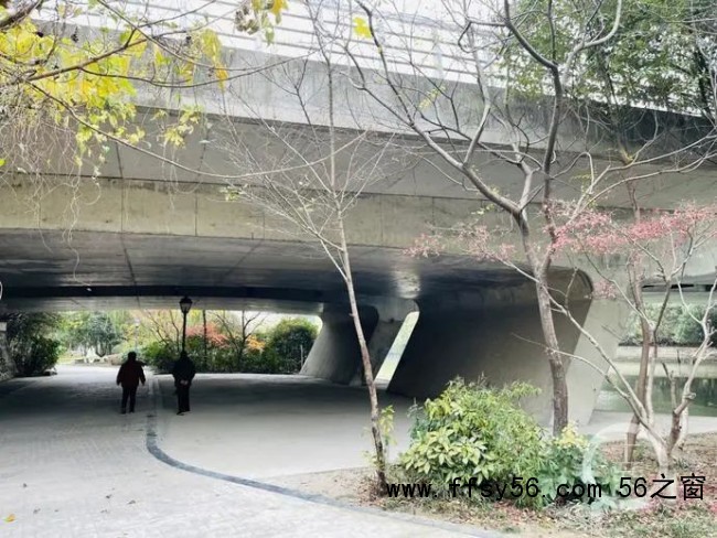 家属怀疑失联女孩被藏在附近小区